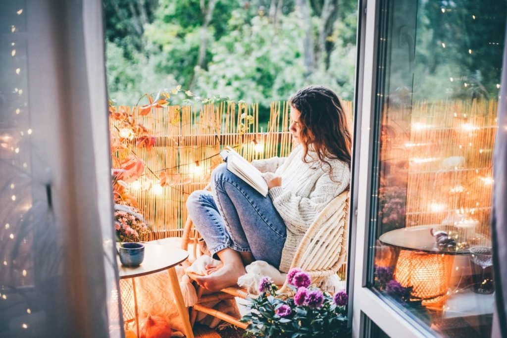 Gezellig balkon met lezende dame