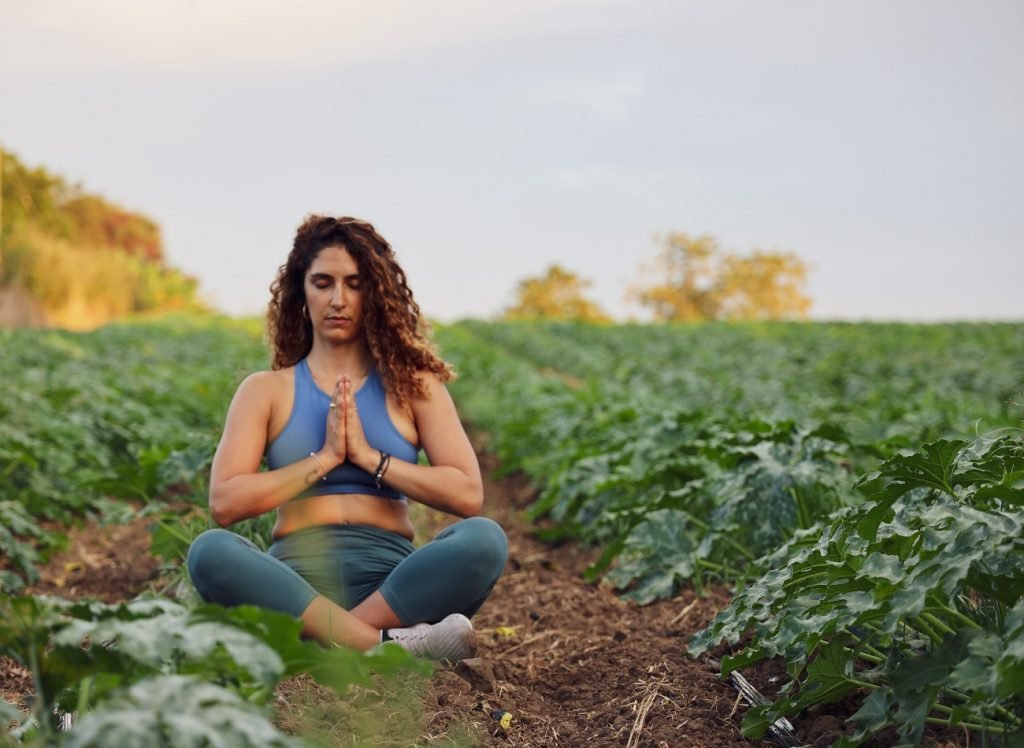 Vrouw in natuur aan het mediteren